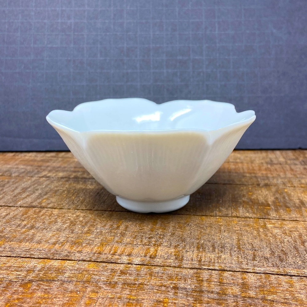 Vintage White Lotus Flower Bowl 4.5”x2.25”